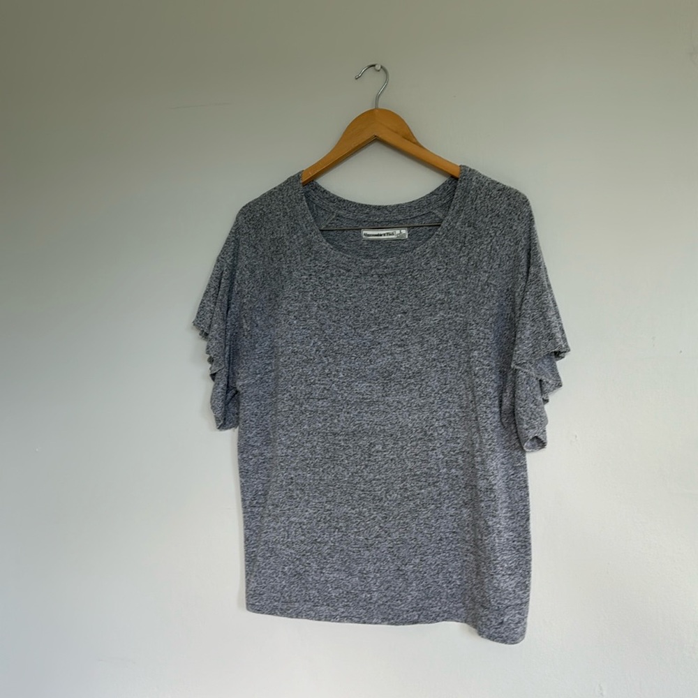 Abercrombie & Fitch Ruffles Top Gray L •